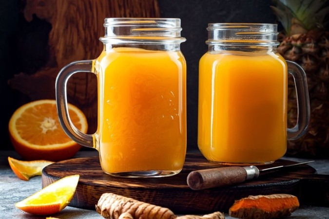 Suco de abacaxi, laranja e cúrcuma (Imagem: zarzamora | Shutterstock) -  (crédito: EdiCase - Culinaria -> Diversão e Arte)