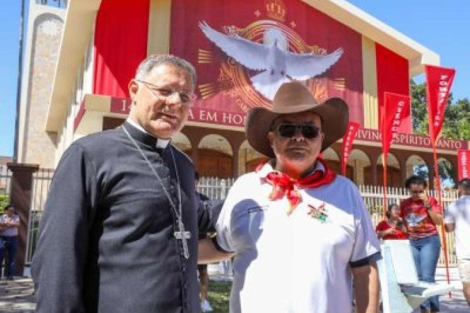 Arcebispo de Brasília, Dom Paulo Cezar, e o governador Ibaneis Rocha (MDB) prestigiam Festa do Divino Espírito Santo  -  (crédito: Agência Brasília )