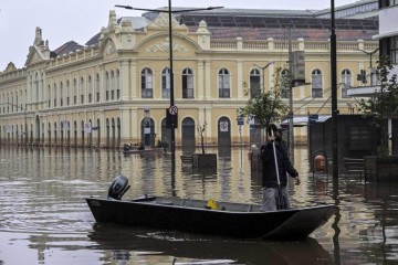 O local estava sendo usado como ponto de arrecadação de donativos para o estado gaúcho, que teve cidades inteiras destruídas após a enchente (foto) -  (crédito:  NELSON ALMEIDA/AFP)