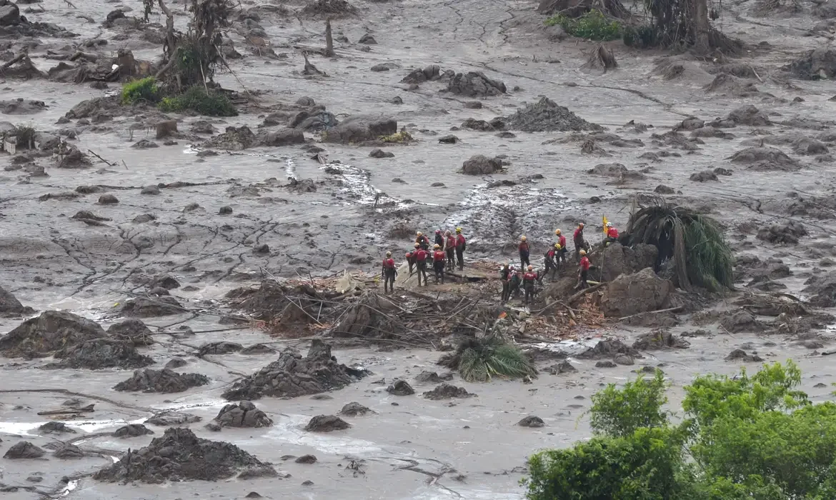 Na tragédia, o rompimento de uma barragem da Samarco liberou uma avalanche de rejeitos causando 19 mortes e gerando impactos para populações de dezenas de cidades ao longo da bacia do Rio Doce 
 -  (crédito: Agência Brasil)