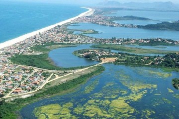 Vista aérea de Maricá, cidade entre o mar e lagoa que tem o 7º maior PIB per capita do país, alimentado pelos royalties do petróleo -  (crédito: Divulgação/Prefeitura de Maricá)
