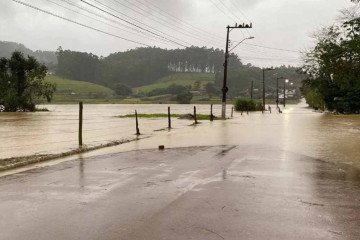 Em Rio do Sul, a cidade mais atingida, a prefeitura decretou situação de emergência depois que o nível do Rio Itajaí-Açu chegou aos 9,06 metros -  (crédito: Prefeitura de Rio do Sul/Reprodução)