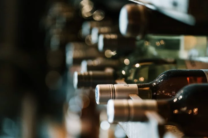 Pesquisadores criaram um sistema de inteligência artificial para detectar garrafas de vinho com rótulos trocados, usando análises químicas para rastrear a origem das bebidas. -  (crédito: Hermes Rivera Unsplash)