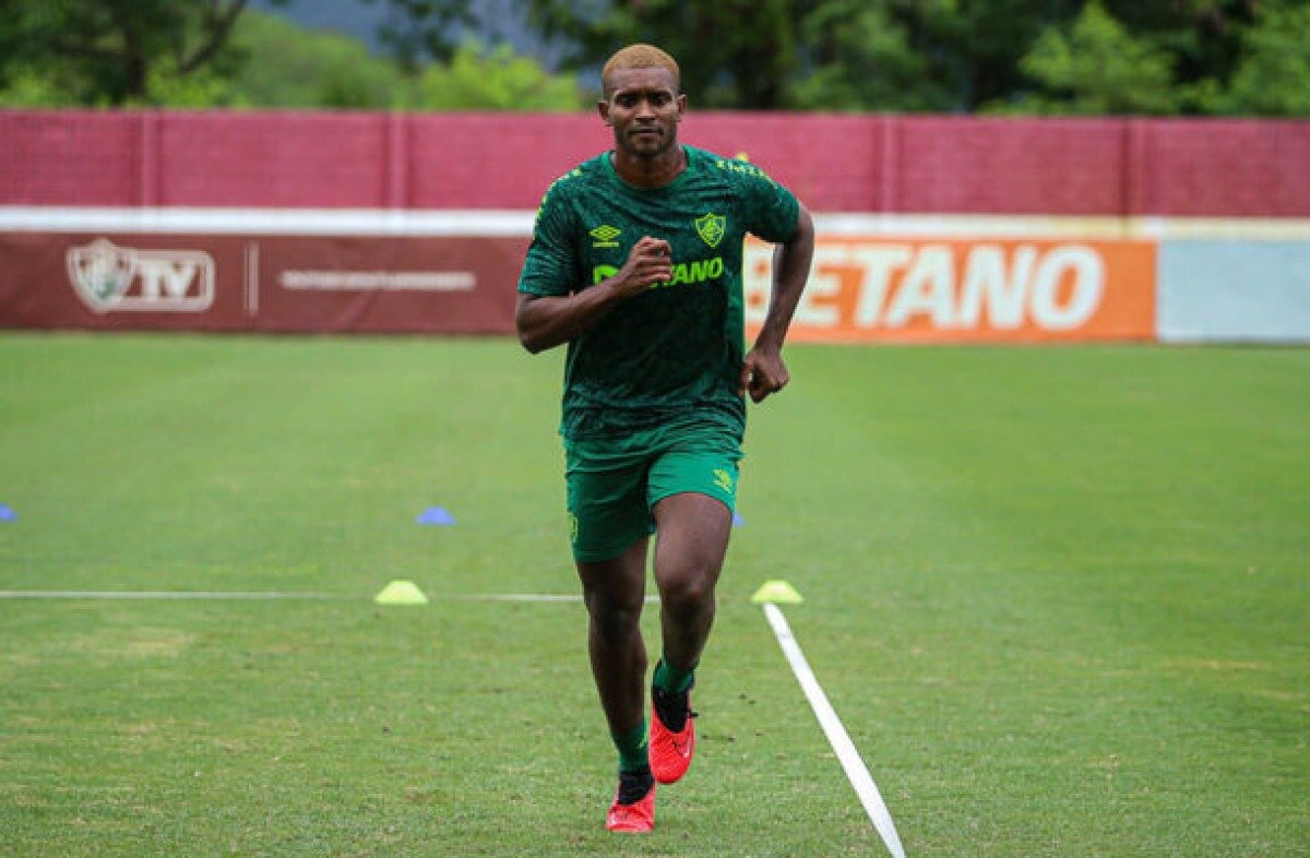 Marlon volta a treinar com bola no Fluminense
