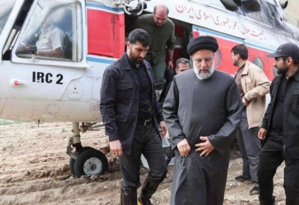 Ebrahim Raisi estava no helicóptero que fez 'aterrisagem brutal' neste domingo.  -  (crédito: IRNA/News Agency)