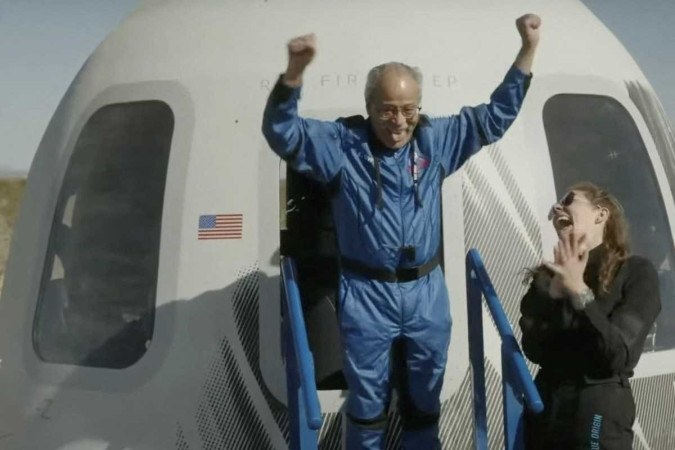  This screen grab taken from a Blue Origin broadcast shows Ed Dwight celebrating as he exits the Mission NS-25 crew capsule, upon landing near the Blue Origin base near Van Horn, Texas, on May 19, 2024. Blue Origin flew adventurers to the final frontier on Sunday for the first time in nearly two years, reigniting competition in the space tourism market after a rocket mishap put its crewed operations on hold. (Photo by HANDOUT / BLUE ORIGIN / AFP) / RESTRICTED TO EDITORIAL USE - MANDATORY CREDIT 