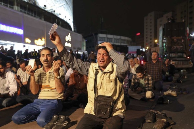 Pessoas rezam nas ruas do Irã pedindo que o presidente seja encontrado