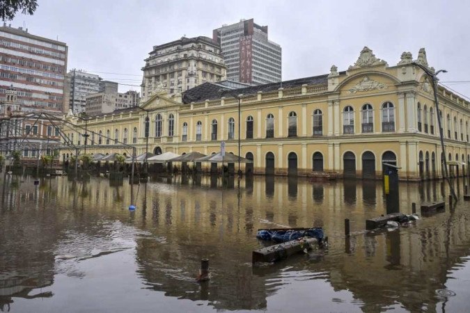 Ruas do centro de Porto Alegre continuavam alagadas ontem -  (crédito:  NELSON ALMEIDA/AFP)