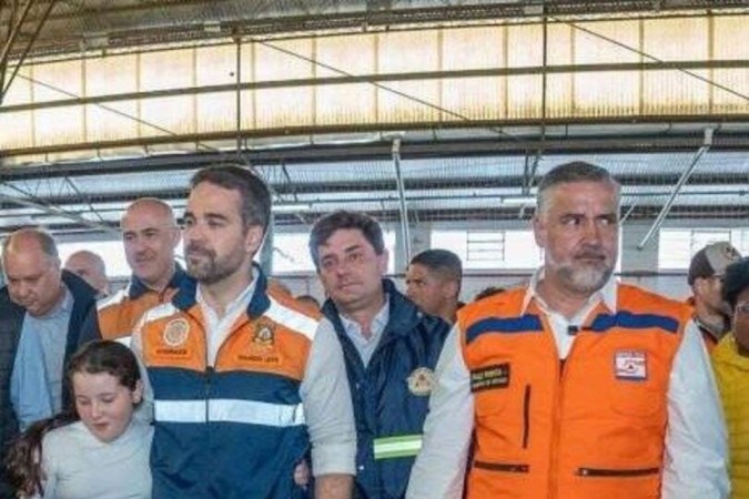 Eduardo Leite e o ministro Paulo Pimenta, em visita a um abrigo público, em Porto Alegre: 