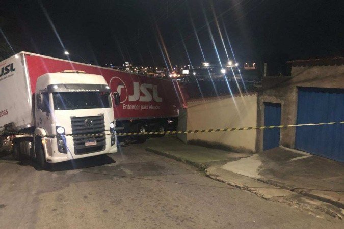 A principal suspeita é de que a carreta desceu a rua de ré, ficou em L, o baú avançou no eio, bateu no muro da casa e só parou depois de atravessar a parede de um dos quartos do imóvel - (crédito: CBMMG) A principal suspeita é de que a carreta desceu a rua de ré, ficou em L, o baú avançou no eio, bateu no muro da casa e só parou depois de atravessar a parede de um dos quartos do imóvel - (crédito: CBMMG)