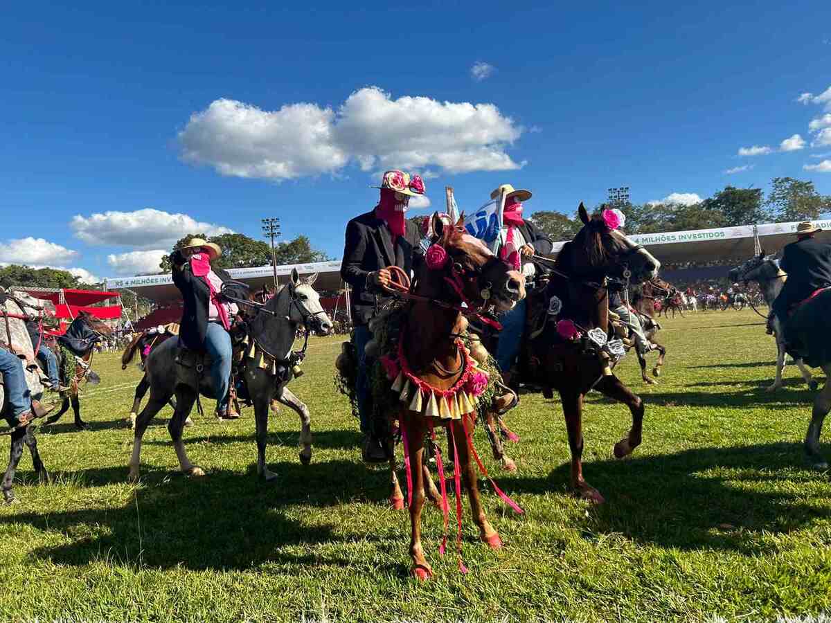 Cavalheiros encenam a batalha entre mouros e cristão na Idade Média