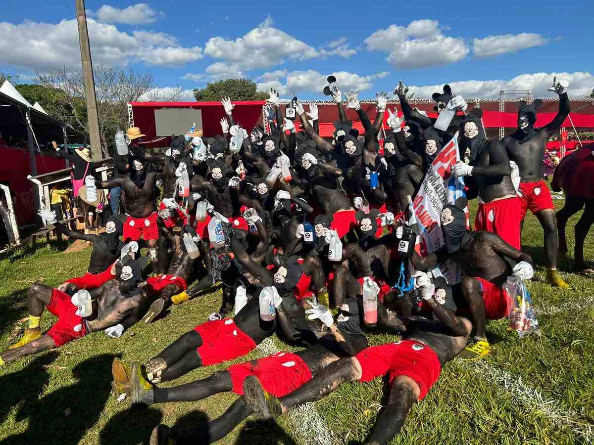 Algazarra promovida pelos cavalheiros mascarados durante a Cavalhadas