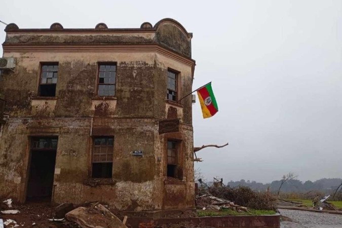 Casarão do restaurante A Casa do Peixe, símbolo da resistência gaúcha -  (crédito: Reprodução @eduardoleite )