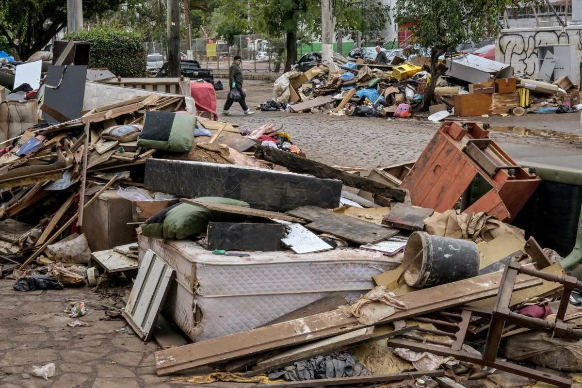 Móveis descartados são retratados após as enchentes históricas em Porto Alegre, Brasil, em 20 de maio de 2024. 