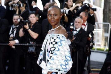  Rwandan actress Eliane Umuhire arrives for the screening of the film 'Emilia Perez' at the 77th edition of the Cannes Film Festival in Cannes, southern France, on May 18, 2024. 
       -  (crédito:  Sameer Al-Doumy / AFP)