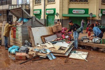 Porto Alegre (RS), 20/05/2024 - Comerciantes retiram entulho e limpam lojas para retomar os negócios no Centro Histórico de Porto Alegre     -  (crédito: Rafa Neddermeyer/Agência Brasil)