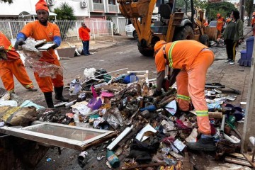 Equipes removem entulho das ruas de Porto Alegre não mais inundadas. População faz balanço dos prejuízos e arregaça as mangas para reconstrução -  (crédito: Henrique Lessa/CB/D.A Press)