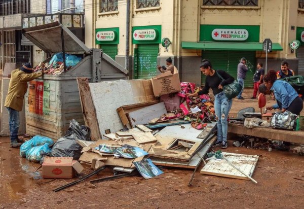 Porto Alegre (RS), 20/05/2024 - Comerciantes retiram entulho e limpam lojas para retomar os negócios no Centro Histórico de Porto Alegre     -  (crédito: Rafa Neddermeyer/Agência Brasil)