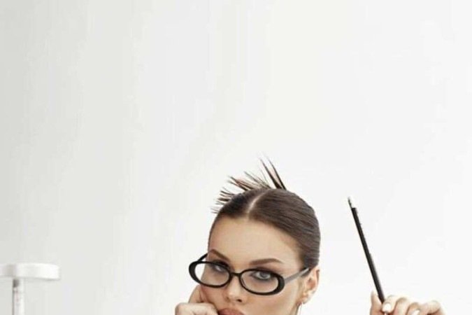 Outro detalhe desse look é o cabelo amarrado em um coque