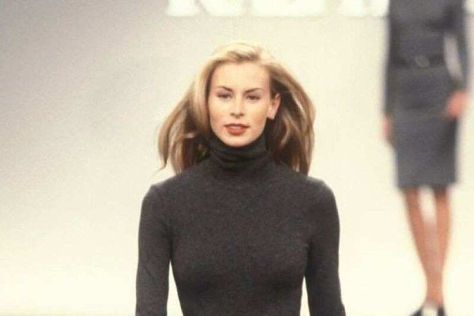 Um vestido elegante em tons entre o preto e o cinza também podem fazer parte dessa construção