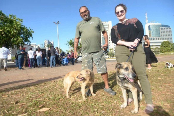 Jane Portela segura Peri, enquanto o amigo Raul Coimbra lhe ajuda a segurar Bagé