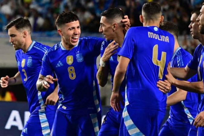  Argentina's forward #11 Angel Di Maria (C) celebrates scoring his team's first goal with teammates during the international friendly football match between Argentina and Costa Rica at LA Memorial Coliseum in Los Angeles on March 26, 2024. (Photo by Frederic J. BROWN / AFP) (Photo by FREDERIC J. BROWN/AFP via Getty Images)
     -  (crédito:  AFP via Getty Images)