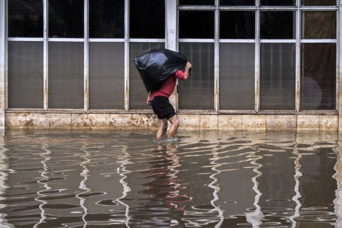 A cheia máxima ocorreu no dia 5 de maio, quando a régua marcou 5,35 metros -  (crédito:  NELSON ALMEIDA / AFP)