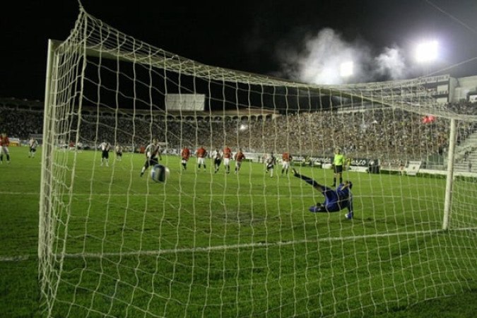 Momento em que Romário anota seu milésimo gol na carreira -  (crédito: Foto: Paulo Fernandes/Vasco)