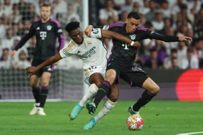 Tchouaméni em disputa de bola com Musiala na semifinal da Champions - Foto: Pierre-Philippe Marcou/AFP via Getty Images -  (crédito: Pierre-Philippe Marcou/AFP via Getty Images)