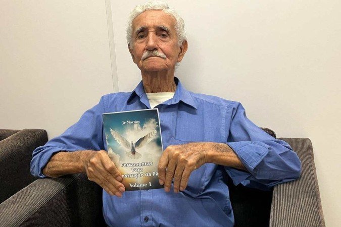 Jr Martins e seu novo livro - (crédito: Maria Fava) Jr Martins e seu novo livro - (crédito: Maria Fava)