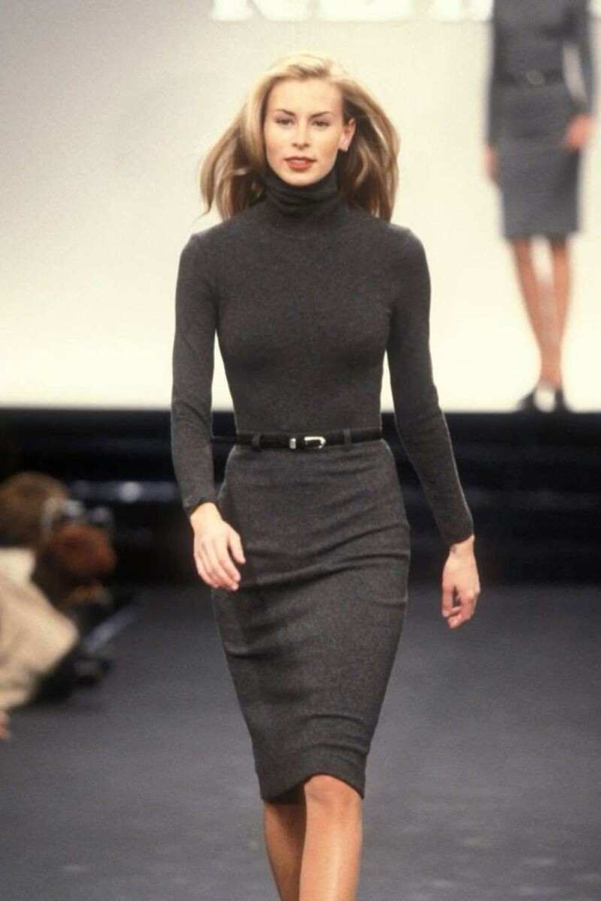 Um vestido elegante em tons entre o preto e o cinza também podem fazer parte dessa construção