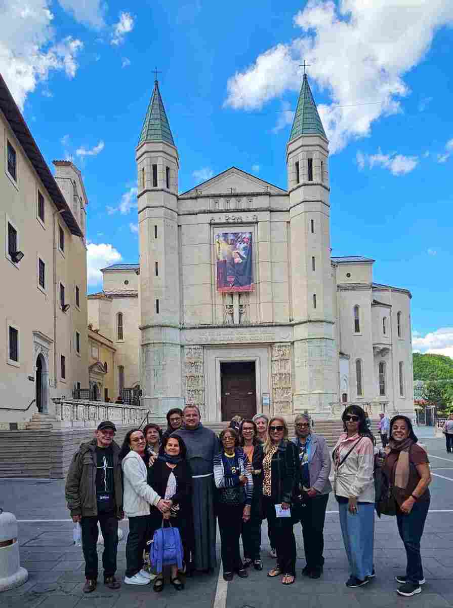 Turma de peregrinos de Brasília em visita ao Santuário de Cássia, na Itália