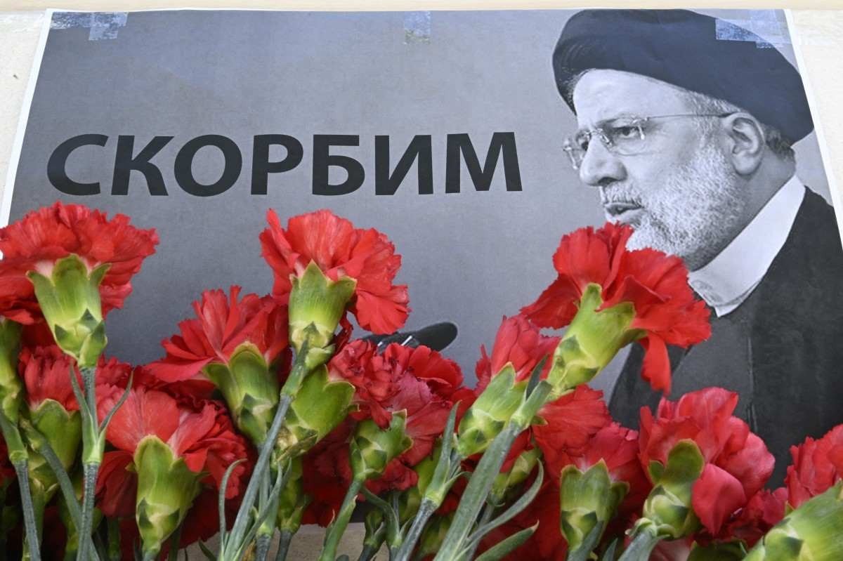 Pessoas levaram flores à embaixada iraniana para prestar homenagem ao presidente do Irã, Ebrahim Raisi, e ao ministro das Relações Exteriores, Hossein Amir-Abdollahian, em Moscou, em 20 de maio de 2024      