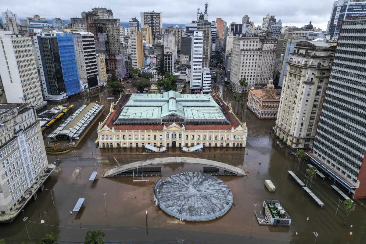 Vista aérea do entorno inundado do mercado público no centro de Porto Alegre, Rio Grande do Sul, Brasil, tirada em 19 de maio de 2024     