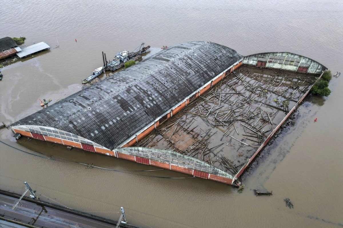 Vista aérea de um armazém destruído por enchentes na zona portuária de Porto Alegre, Rio Grande do Sul, Brasil, tirada em 19 de maio de 2024 