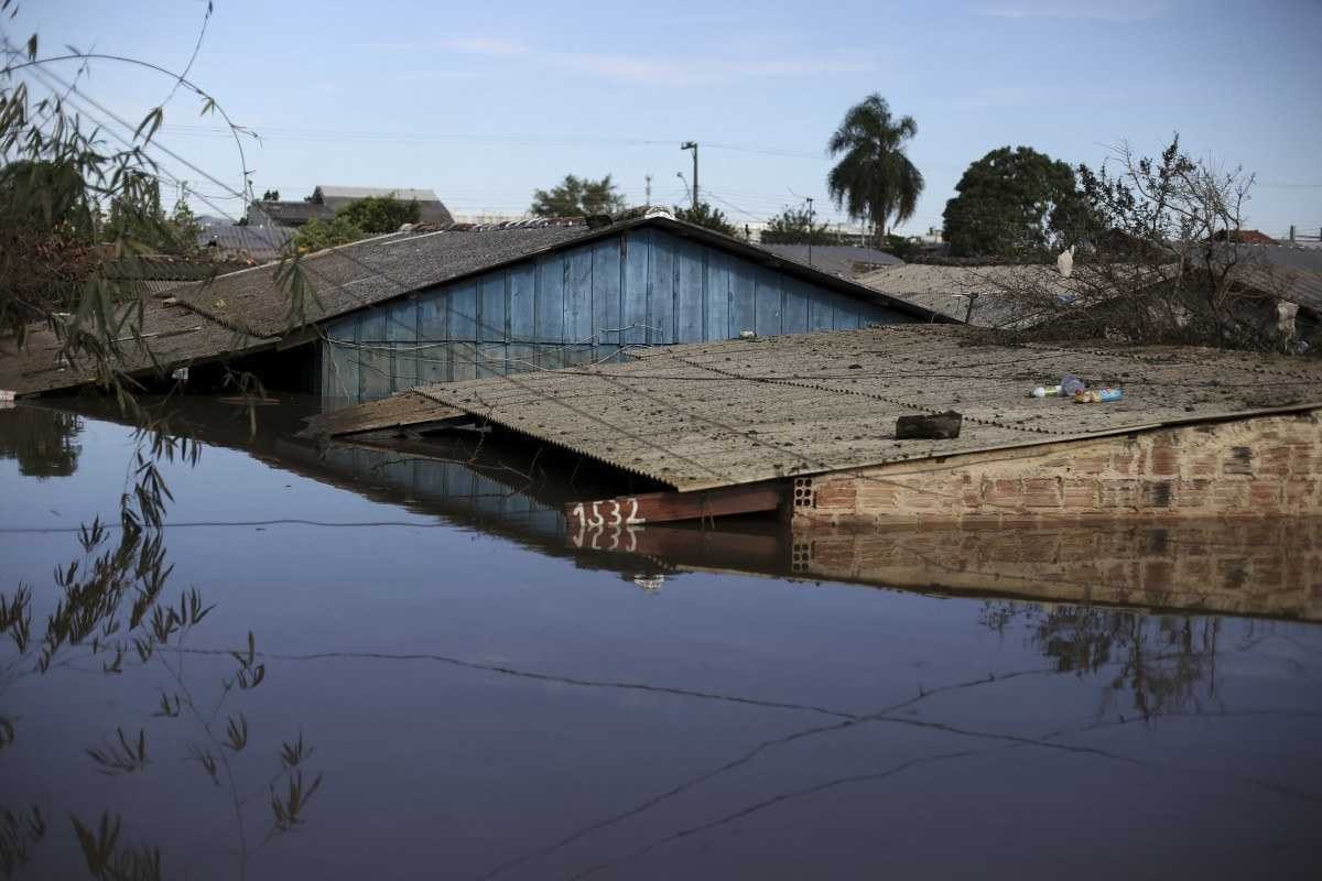 Vista de uma casa inundada no bairro Rio Branco, em Canoas, Rio Grande do Sul, Brasil, tirada em 17 de maio de 2024      