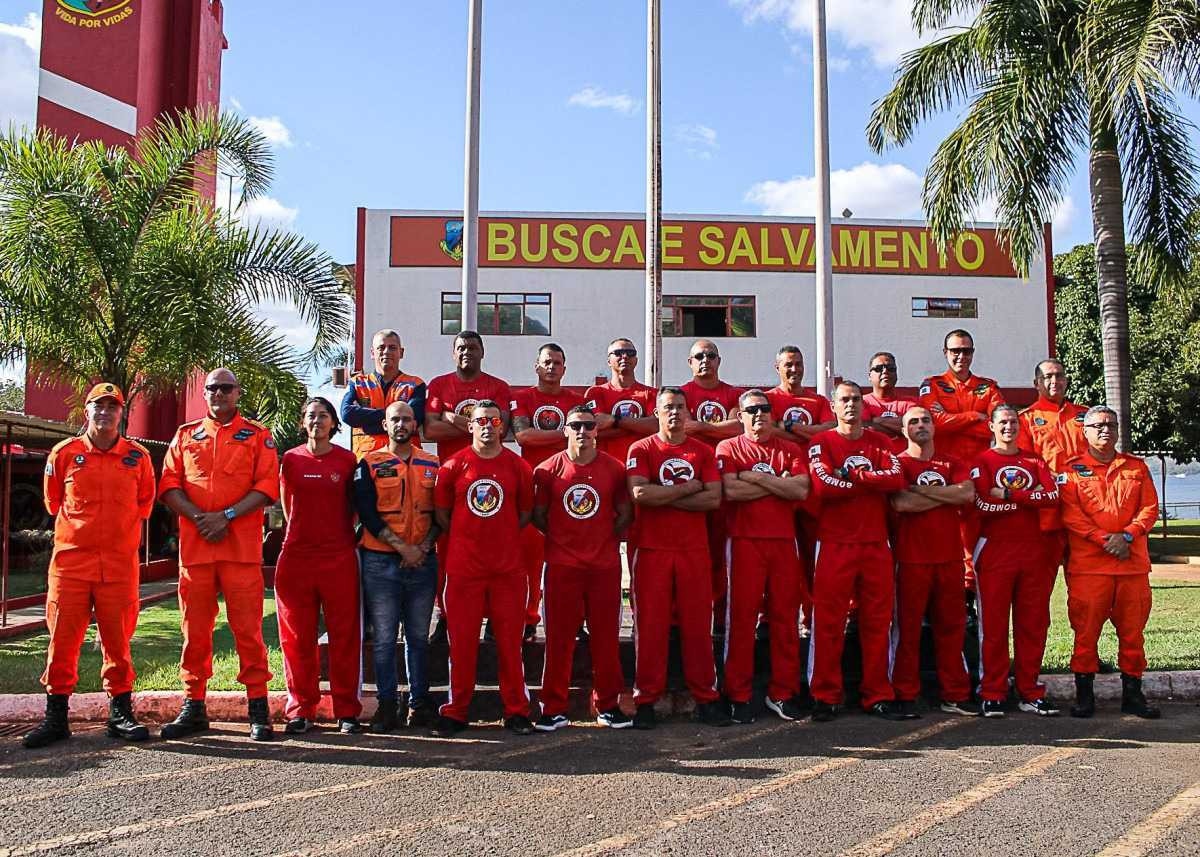 Bombeiros militares que atuaram na missão humanitária no RS