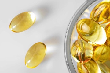  Fish oil capsules (omega-3) in a glass bowl. Close-up, white background. Flat lay, nutritional supplements.
     -  (crédito: Eded Chechine on freepik)