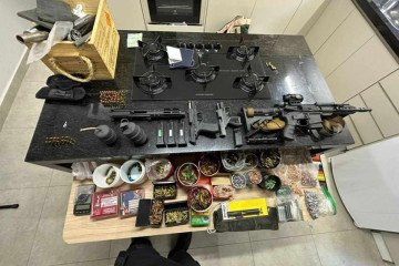 Armas de fogo e munições utilizadas pelo grupo nas ações eram fornecidas por CACs  -  (crédito: PF/Divulgação)