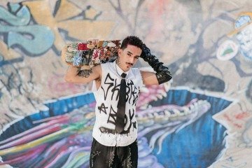 Quéops volta ao pop com direito a funk e clipe com estética dos anos 2000