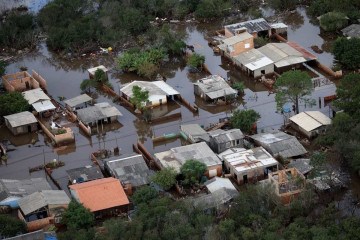 Trabalhadores são ameaçados de demissão em meio a enchentes no RS - ANSELMO CUNHA / AFP