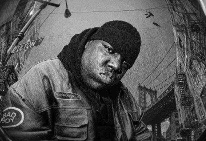 O rapper americano The Notorious B.I.G completaria 52 anos em 21 de maio de 2024. Mas ele foi morto  a tiros, aos 24 anos de idade, por assassinos que emparelharam com o carro do cantor, em Los Angeles.  -  (crédito: Divulgação/Netflix)