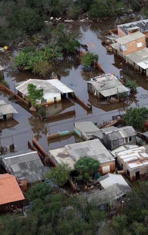 Uma vista aérea mostra uma área alagada do bairro Santa Rita, na cidade de Guaíba, Rio Grande do Sul, Brasil, em 20 de maio de 2024       -  (crédito: ANSELMO CUNHA / AFP)