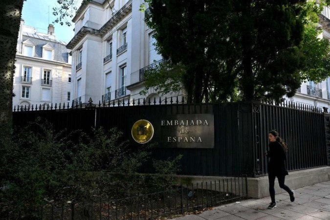 Argentina caminha em frente ao prédio da Embaixada da Espanha em Buenos Aires: representação sem classificação máxima 