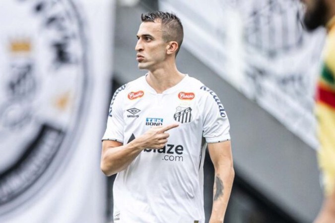 João Schimdt tem lesão e vira dúvida no Santos -  (crédito: Foto: Divulgação/Santos FC)