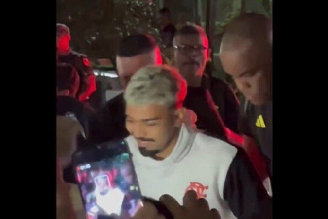 Gabigol, de visual novo, retribuiu carinho de torcedores em Manaus - (crédito: Foto: Reprodução) Gabigol, de visual novo, retribuiu carinho de torcedores em Manaus - (crédito: Foto: Reprodução)