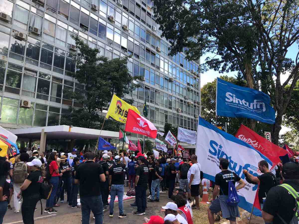 O debate atende a pedido do deputado federal Glauber Braga (Psol-RJ), e conta com a participação de entidades sindicais que representam docentes e a área técnica universitária -  (crédito: Divulgação)