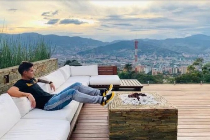 James curte a vista de sua mansão para cidade de Medelín, na Colômbia -  (crédito: Foto: Reprodução)