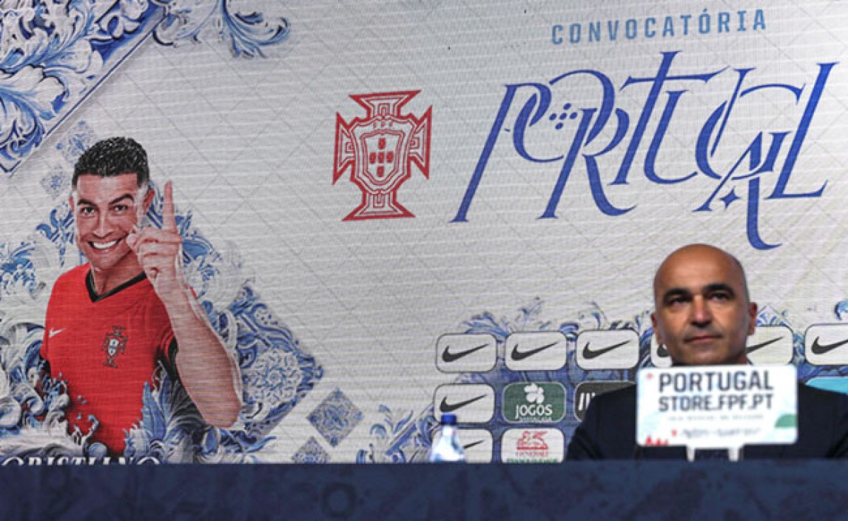  Portugal...s forward #7 Cristiano Ronaldo is pictured on a screen as Portugal...s coach Roberto Martinez announces the Portugal...s players taking part in the UEFA Euro 2024 football tournament during a press conference at Cidade do Futebol training camp in Oeiras, outskirts of Lisbon, on May 21, 2024. (Photo by PATRICIA DE MELO MOREIRA / AFP)
     -  (crédito:  AFP)