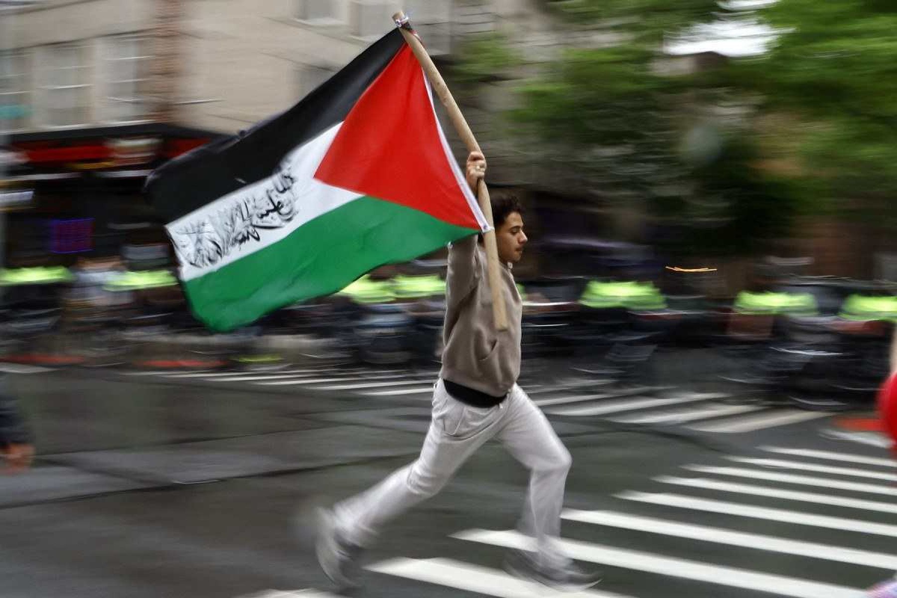 Manifestante corre com bandeira palestina durante protesto no Brooklyn, Nova York, no último sábado 